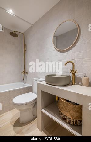 Entdecken Sie innovative, moderne Badezimmerdesigns mit luxuriösen Goldelementen und natürlichen Elementen Stockfoto