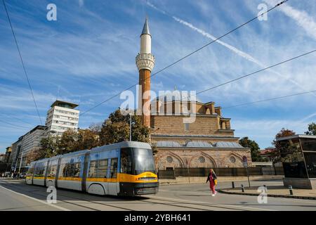 Sofia, Bulgarien - 17. Oktober 2024: Eine Straßenbahn fährt vor der Banya-Baschi-Moschee in Sofia, Bulgarien. Stockfoto