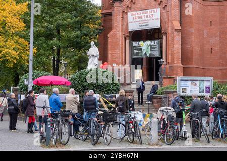 Zeitzeugen erinnern vor der Gethsemanekriche in Berlin-Prenzlauer Berg an die Friedliche Revolution in der DDR vor 35 Jahren und die Tage um den 9. Oktober mit den größten Protesten gegen das DDR-Regime. Im Anschluß findet ein politisches Gebet in der Kirche statt. / Zeitzeugen vor der Gethsemanekirche in Berlin-Prenzlauer Berg erinnern an die friedliche Revolution in der DDR vor 35 Jahren und die Tage um den 9. Oktober mit den größten Protesten gegen das DDR-Regime. Es folgt ein politisches Gebet in der Kirche. Berliner Gethsemanekirche erinnert an friedliche Revolu Stockfoto