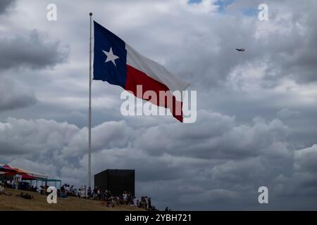 Austin, Vereinigte Staaten. Oktober 2024. Symbolbild/Themenfoto Texas Flagge, dahinter Flugzeug der Airline Southwest, USA, Formel 1 Weltmeisterschaft, Pirelli Grand Prix der Vereinigten Staaten von Amerika, Circuit of the Americas Austin, Freies Training, 18.10.2024 Foto: Eibner-Pressefoto/Michael Memmler Credit: dpa/Alamy Live News Stockfoto