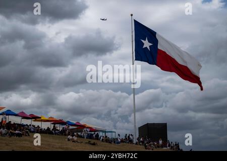 Austin, Vereinigte Staaten. Oktober 2024. Symbolbild/Themenfoto Texas Flagge, dahinter Flugzeug der Airline Southwest, USA, Formel 1 Weltmeisterschaft, Pirelli Grand Prix der Vereinigten Staaten von Amerika, Circuit of the Americas Austin, Freies Training, 18.10.2024 Foto: Eibner-Pressefoto/Michael Memmler Credit: dpa/Alamy Live News Stockfoto