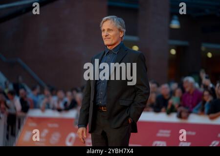 Rom, Italien. Oktober 2024. Viggo Mortensen besucht den roten Teppich „The Dead Don't Hurt“ während des 19. Rom Film Festivals im Auditorium Parco Della Musica in Rom, Italien, am 18. Oktober 2024. (Foto: Luca Carlino/NurPhoto) Credit: NurPhoto SRL/Alamy Live News Stockfoto