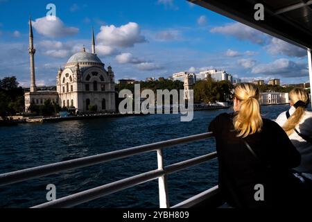 Moschee von Dolmabahce (Dolmabahce Camii), gesehen von einer Bootsfahrt auf der Bosporus-Straße in Istanbul, der wirtschaftlichen Hauptstadt der Türkei, am 12. Oktober 202 Stockfoto