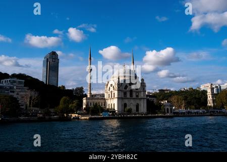 Moschee von Dolmabahce (Dolmabahce Camii), gesehen von einer Bootsfahrt auf der Bosporus-Straße in Istanbul, der wirtschaftlichen Hauptstadt der Türkei, am 12. Oktober 202 Stockfoto