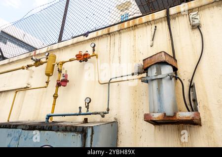 Gasleitung, Gasrohrsystem, Hinterhofwand in der Gasse, Wohngebäude Singapur, Little India Stockfoto