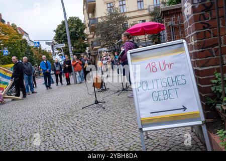 Zeitzeugen erinnern vor der Gethsemanekriche in Berlin-Prenzlauer Berg an die Friedliche Revolution in der DDR vor 35 Jahren und die Tage um den 9. Oktober mit den größten Protesten gegen das DDR-Regime. Im Anschluß findet ein politisches Gebet in der Kirche statt. / Zeitzeugen vor der Gethsemanekirche in Berlin-Prenzlauer Berg erinnern an die friedliche Revolution in der DDR vor 35 Jahren und die Tage um den 9. Oktober mit den größten Protesten gegen das DDR-Regime. Es folgt ein politisches Gebet in der Kirche. Berliner Gethsemanekirche erinnert an friedliche Revolu Stockfoto