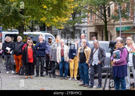 Zeitzeugen erinnern vor der Gethsemanekriche in Berlin-Prenzlauer Berg an die Friedliche Revolution in der DDR vor 35 Jahren und die Tage um den 9. Oktober mit den größten Protesten gegen das DDR-Regime. Im Anschluß findet ein politisches Gebet in der Kirche statt. Mit dabei ist auch der ehemalige Pfarrer und Mitinitiator der Mahnwache Bernd Albani Bildmitte. / Zeitzeugen vor der Gethsemanekirche in Berlin-Prenzlauer Berg erinnern an die friedliche Revolution in der DDR vor 35 Jahren und die Tage um den 9. Oktober mit den größten Protesten gegen das DDR-Regime. Das wird follo sein Stockfoto