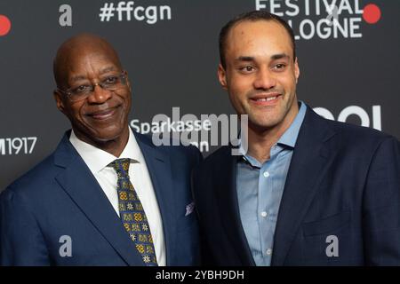 Köln, Deutschland. Oktober 2024. Edwin Moses, ein ehemaliger amerikanischer Hürdenläufer, und Julian Moses, der Sohn von Edwin Moses, nehmen am 18. Oktober 2024 während des Fotoaufrufs der Internationalen Filmfestspiele Köln 2024 (Foto: Ying Tang/NurPhoto) an der Vorführung von „13 Steps – die unglaubliche Karriere von Edwin Moses“ im Filmpalast in Köln Teil. Quelle: NurPhoto SRL/Alamy Live News Stockfoto