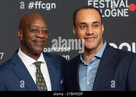 Köln, Deutschland. Oktober 2024. Edwin Moses, ein ehemaliger amerikanischer Hürdenläufer, und Julian Moses, der Sohn von Edwin Moses, nehmen am 18. Oktober 2024 während des Fotoaufrufs der Internationalen Filmfestspiele Köln 2024 (Foto: Ying Tang/NurPhoto) an der Vorführung von „13 Steps – die unglaubliche Karriere von Edwin Moses“ im Filmpalast in Köln Teil. Quelle: NurPhoto SRL/Alamy Live News Stockfoto