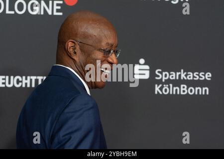 Köln, Deutschland. Oktober 2024. Edwin Moses, ein ehemaliger amerikanischer Hürdenläufer, nimmt am 18. Oktober 2024 im Filmpalast Köln bei der Filmvorführung von 13 Steps - die unglaubliche Karriere von Edwin Moses Teil 2024. (Foto: Ying Tang/NurPhoto) Credit: NurPhoto SRL/Alamy Live News Stockfoto