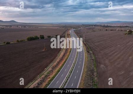 Luftaufnahme eines Autos auf der Autobahn in Burgas, Bulgarien Stockfoto
