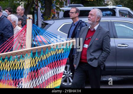 Zeitzeugen erinnern vor der Gethsemanekriche in Berlin-Prenzlauer Berg an die Friedliche Revolution in der DDR vor 35 Jahren und die Tage um den 9. Oktober mit den größten Protesten gegen das DDR-Regime. Im Anschluß findet ein politisches Gebet in der Kirche statt. Am Zaun der Kirche hängt Fotografien der damaligen Proteste und der Mahnwache. Auch Markus Meckel letzter Außenminister der DDR war anwesend. / Zeitzeugen vor der Gethsemanekirche in Berlin-Prenzlauer Berg erinnern an die friedliche Revolution in der DDR vor 35 Jahren und die Tage um den 9. Oktober mit der größten Prote Stockfoto