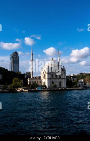 Moschee von Dolmabahce (Dolmabahce Camii), gesehen von einer Bootsfahrt auf der Bosporus-Straße in Istanbul, der wirtschaftlichen Hauptstadt der Türkei, am 12. Oktober 202 Stockfoto