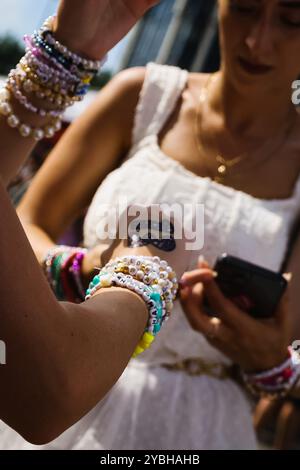 Mailand, Italien. Juli 2024. Das Publikum besucht Taylor Swifts The Eras Tour Konzert vor dem Stadio San Siro in Mailand, Italien, am 13. Juli 2024. (Foto: Alessandro Bremec/NurPhoto)0 Credit: NurPhoto SRL/Alamy Live News Stockfoto