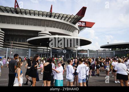 Mailand, Italien. Juli 2024. Das Publikum besucht Taylor Swifts The Eras Tour Konzert vor dem Stadio San Siro in Mailand, Italien, am 13. Juli 2024. (Foto: Alessandro Bremec/NurPhoto)0 Credit: NurPhoto SRL/Alamy Live News Stockfoto