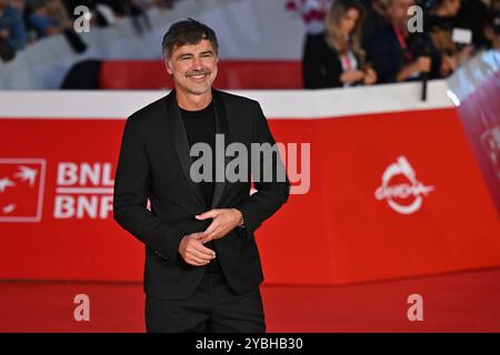 Rom, Italien. Oktober 2024. Beppe Convertini besucht den roten Teppich „FINO ALLA FINE“ während des 19. Rom Film Festivals im Auditorium Parco Della Musica in Rom, Italien, am 18. Oktober 2024. (Foto: Domenico Cippitelli/NurPhoto) Credit: NurPhoto SRL/Alamy Live News Stockfoto