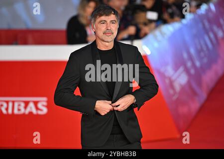 Rom, Italien. Oktober 2024. Beppe Convertini besucht den roten Teppich „FINO ALLA FINE“ während des 19. Rom Film Festivals im Auditorium Parco Della Musica in Rom, Italien, am 18. Oktober 2024. (Foto: Domenico Cippitelli/NurPhoto) Credit: NurPhoto SRL/Alamy Live News Stockfoto