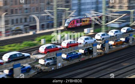 Dresden, Deutschland. September 2024. Ein Güterzug befördert neue Skoda-Wagen durch einen Bahnhof in Dresden. Quelle: Hendrik Schmidt/dpa/Alamy Live News Stockfoto