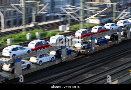 Dresden, Deutschland. September 2024. Ein Güterzug befördert neue Skoda-Wagen durch einen Bahnhof in Dresden. Quelle: Hendrik Schmidt/dpa/Alamy Live News Stockfoto