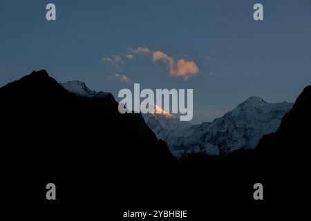 Alpenglow auf dem Diran Peak, Karimabad, Hunza, Gilgit-Baltistan, Pakistan Stockfoto