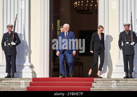 Frank-Walter Steinmeier beim Empfang des amerikanischen Präsidenten mit militärischen Ehren und zum gemeinsamen Gespräch im Schloss Bellevue. Berlin, 18.10.2024 Stockfoto