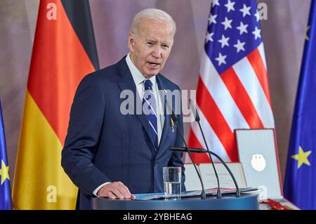 Joe Biden bei der Verleihung der Sonderstufe des Großkreuzes des Verdienstordens der Bundesrepublik Deutschland an Präsident Biden für dessen Einsatz für die deutsch-amerikanische Freundschaft und die transatlantische Partnerschaft im Schloss Bellevue. Berlin, 18.10.204 Stockfoto