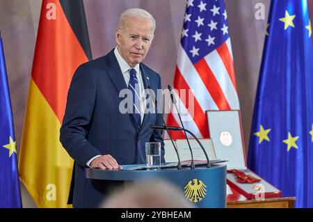 Joe Biden bei der Verleihung der Sonderstufe des Großkreuzes des Verdienstordens der Bundesrepublik Deutschland an Präsident Biden für dessen Einsatz für die deutsch-amerikanische Freundschaft und die transatlantische Partnerschaft im Schloss Bellevue. Berlin, 18.10.204 Stockfoto