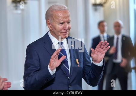 Joe Biden bei der Verleihung der Sonderstufe des Großkreuzes des Verdienstordens der Bundesrepublik Deutschland an Präsident Biden für dessen Einsatz für die deutsch-amerikanische Freundschaft und die transatlantische Partnerschaft im Schloss Bellevue. Berlin, 18.10.204 Stockfoto