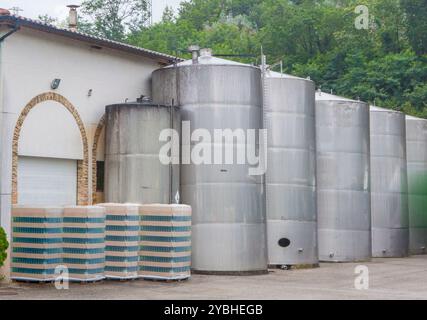 Asturische natürliche Apfelbrauerei im Freien. Sichtbare Flaschen auf Paletten Stockfoto