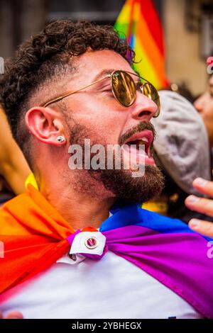 Marseille, Frankreich. Juli 2021. Teilnehmer mit Regenbogenflaggen nehmen an der LGBTQ Pride march in Marseille Teil. Der LGBT-Pride-marsch zog am Samstag rund 6.000 000 Menschen auf die Straßen von Marseille. Marseille Pride ist Frankreichs zweitbeliebtester Schwulen-Pride-marsch. Homosexuell Prides, heute bekannt als LGBT Pride Marches, sind nationale Veranstaltungen gegen Homophobie und zur Unterstützung des Stolzes, homosexuell, bisexuell oder transexuell zu sein. Gay-Pride-Märsche wurden 2020 aufgrund von COVID-19-Beschränkungen abgesagt Stockfoto