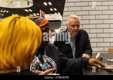 New York, USA. Oktober 2024. Schauspieler Jon Voight nimmt am 18. Oktober 2024 an der New York Comic Con im Jacob Javits Center Teil. (Foto: Lev Radin/SIPA USA) Credit: SIPA USA/Alamy Live News Stockfoto