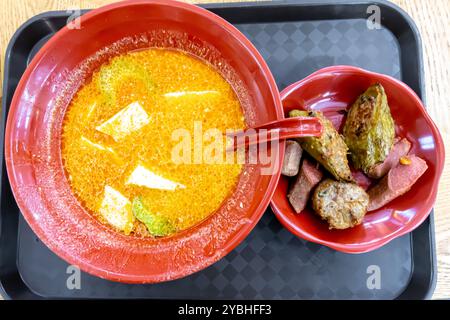 Laksa Yong Tau Foo Schüssel, serviert im Fong Yong Tau Foo Restaurant Restaurant, Singapur Stockfoto