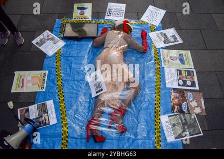 London, Großbritannien. Oktober 2024. Tierschutzaktivisten veranstalteten einen Protest und eine Öffentlichkeitsarbeit auf dem Leicester Square, wobei sie den RSPCA Assured Skandal nach Untersuchungen von Tierschutzgruppen hervorhoben, die Berichten zufolge Tiergrausamkeiten auf Betrieben filmten, die von der RSPCA eine hohe Tierschutzzertifizierung erhielten. Die Ermittlungen veranlassten Brian May, den bekanntesten Gitarristen der Rockband Queen, seine Rolle als RSPCA-Vizepräsident aufzugeben. Quelle: Vuk Valcic/Alamy Live News Stockfoto