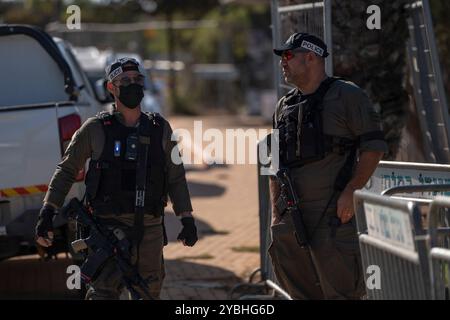 Cäsarea, Israel. Oktober 2024. Israelische Sicherheitskräfte stehen am Ort eines Drohnenangriffs auf Wache. Eine Drohne aus dem Libanon ist in ein Gebäude in der israelischen Stadt Cäsarea gestürzt, in der Premierminister Benjamin Netanjahu lebt, sagte Israels Militär am 19. Oktober. Niemand wurde bei dem Vorfall verletzt, sagte die Armee. Zwei weitere unbemannte Flugobjekte wurden abgefangen. Caesarea ist ein Küstenort zwischen Tel Aviv und Haifa. Quelle: Ilia Yefimovich/dpa/Alamy Live News Stockfoto