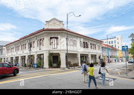 Menschen, die die Straße überqueren, in den Peranakan Häusern in Singapur, Katong-Joo Chiat, Koon Seng Road, Stockfoto