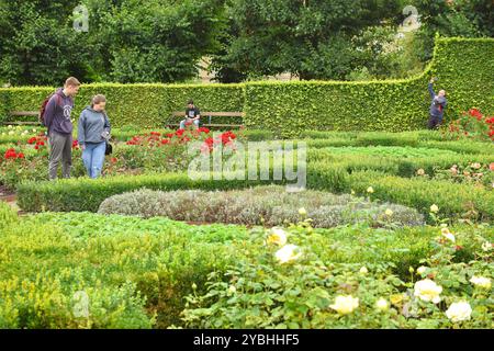 Kopenhagen, Dänemark. Oktober 2024. Wunderschöner Garten mit Touristen in Rosenborg Slot, Kopenhagen. Stockfoto