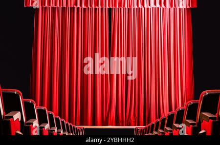 Der Vorhang ist noch geschlossen, die Stühle sind leer, die Show hat noch nicht begonnen Stockfoto