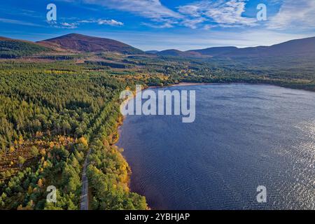 Loch Morlich Cairngorm Nationalpark im Herbst der Strandbereich und Blick auf Cairngorms Stockfoto