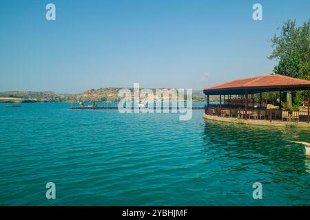 Herrlicher Blick über das grüne Wasser des Oymapinar Reservoir, Türkei, vor dem Hintergrund der Taurusberge an einem Sommertag. Stockfoto