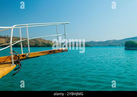 Herrlicher Schwarzweiß-/Schwarzweiß-Blick über das grüne Wasser des Oymapinar Reservoir, Türkei, vor dem Hintergrund der Taurusberge an einem Sommertag. Stockfoto