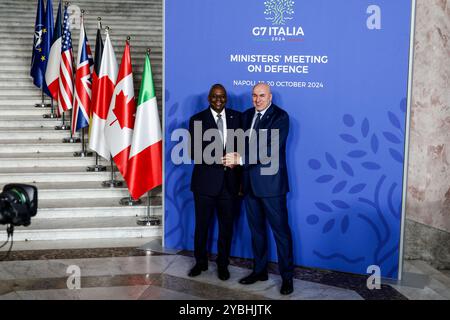 Neapel, Italien. Oktober 2024. Guido Crosetto, Verteidigungsminister Italiens, begrüßt Lloyd J. Austin Verteidigungsminister der Vereinigten Staaten von Amerika auf dem G7-Treffen der Verteidigungsminister in Neapel, Italien, 19. oktober 2024 Foto Alessandro Garofalo /LaPresse Credit: LaPresse/Alamy Live News Stockfoto