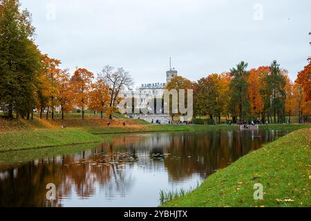 Gatchina, Oblast Leningrad, Russland - 13. Oktober 2024. Blick auf den Grand Gatchina Palace vom Palastpark im Herbst. Selektiver Fokus. Stockfoto