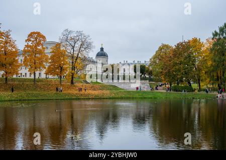 Gatchina, Oblast Leningrad, Russland - 13. Oktober 2024. Blick auf den Grand Gatchina Palace vom Palastpark im Herbst. Selektiver Fokus. Stockfoto