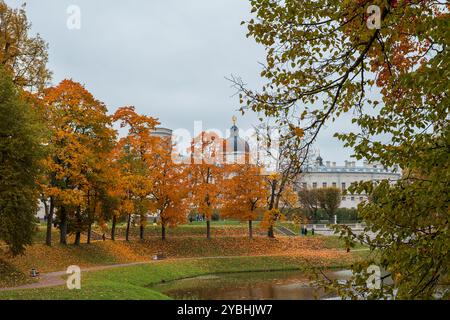 Gatchina, Oblast Leningrad, Russland - 13. Oktober 2024. Blick auf den Grand Gatchina Palace vom Palastpark im Herbst. Selektiver Fokus. Stockfoto