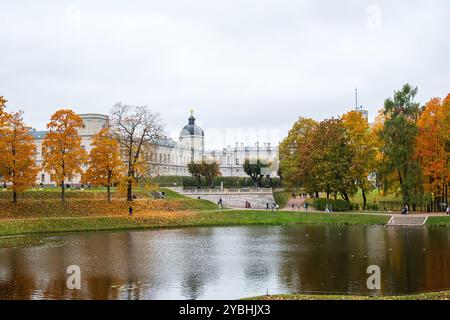 Gatchina, Oblast Leningrad, Russland - 13. Oktober 2024. Blick auf den Grand Gatchina Palace vom Palastpark im Herbst. Selektiver Fokus. Stockfoto