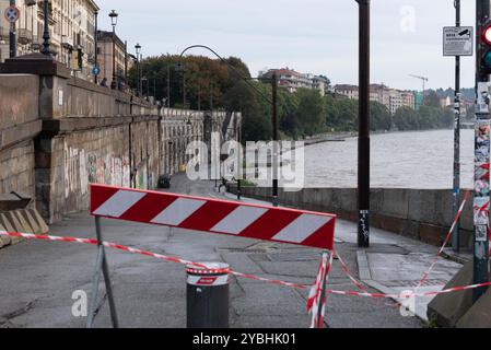 Torino, Italien. Oktober 2024. Esondazione del fiume Po presso i Murazzi di Torino, Italia. - Cronaca - Sabato 19 ottobre 2024 - (Foto Matteo SECCI/LaPresse) Überschwemmung des Flusses Po bei Murazzi in Turin, Italien - Nachrichten - Samstag, 19. oktober 2024 - (Foto Matteo SECCI/LaPresse) Credit: LaPresse/Alamy Live News Stockfoto