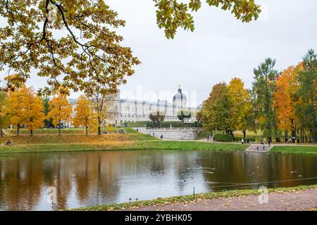 Gatchina, Oblast Leningrad, Russland - 13. Oktober 2024. Blick auf den Grand Gatchina Palace vom Palastpark im Herbst. Selektiver Fokus. Stockfoto