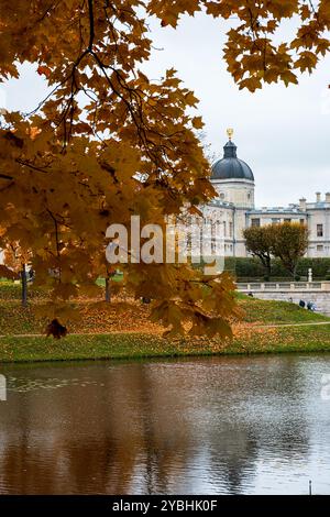 Gatchina, Oblast Leningrad, Russland - 13. Oktober 2024. Blick auf den Grand Gatchina Palace vom Palastpark im Herbst. Selektiver Fokus. Stockfoto