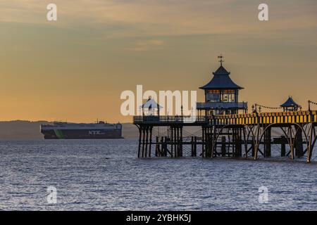 Die Seitenverkleidungen des Piers fangen Sonnenlicht ein, während RoRo auf dem Weg zum Meer ist Stockfoto