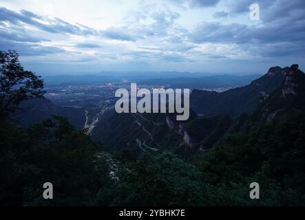 Hochwinkelansicht der gefährlichen 99 Kurven an der Tongtian Road zum Berg des Himmlischen Friedens, dem Himmelstor in Zhangjiagie, Provinz Hunan, China Stockfoto